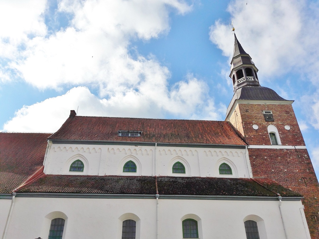 Valmieras Sv. Sīmaņa luterāņu baznīca ar ķieģeļu torni zem zilām debesīm